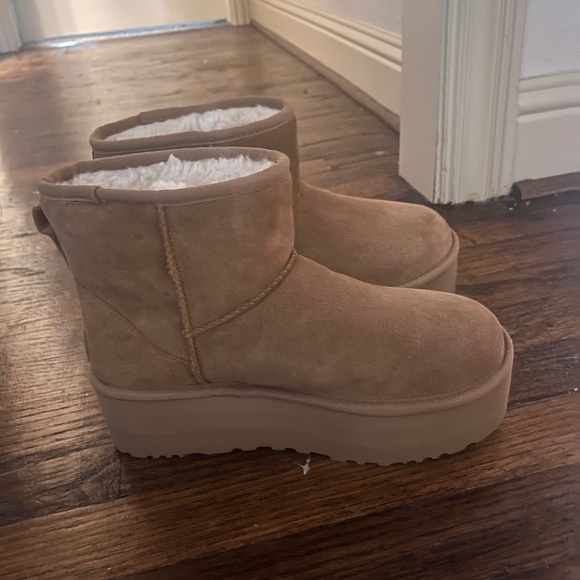 UGG- mini platform boots - Picture 1 of 5